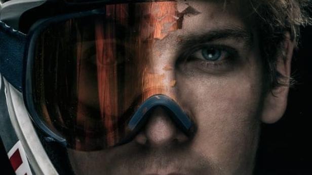 Porträt von Fabio Wibmer mit Helm und Brille, Titel „To The Limit“.