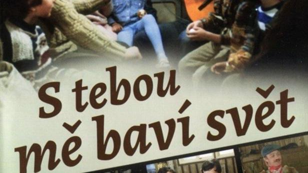 Das Cover des Films „S tebou mě baví svět“ zeigt eine Gruppe von Menschen, von denen einer Gitarre spielt.