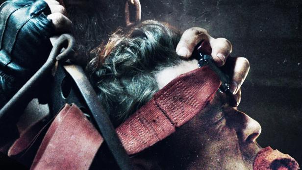 Das Filmplakat für „Artik: Serial Killer“ zeigt einen Mann mit Knebel und einen Mann mit Bart und Ketten.