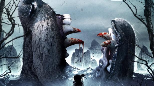 Eine Frau rennt vor einem riesigen Werwolfmaul im Filmplakat „Werewolf Rising“ davon.