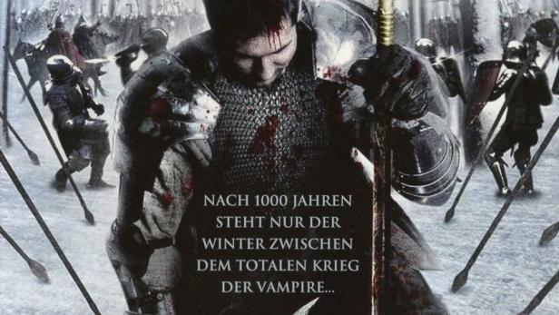 Das Cover des Films „Scharlachroter Winter: Krieg der Vampire“ zeigt einen Ritter mit einer Axt.