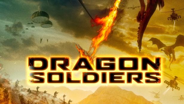 Ein Drache speit Feuer auf Soldaten in dem Film „Dragon Soldiers“.