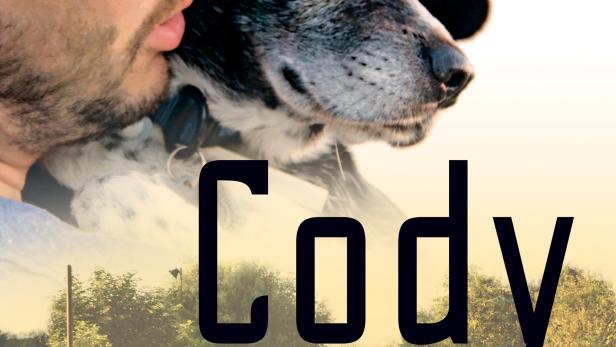 Ein Mann schmiegt sich an seinen Hund; Filmposter „Cody: The Dog Days Are Over“.