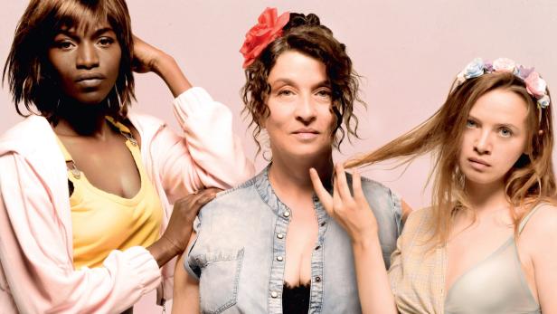 Drei Frauen posieren für das Filmplakat von „Filles de Joie“.