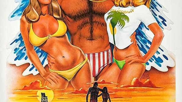 Das Filmplakat für „Lifeguard“ zeigt einen Rettungsschwimmer mit zwei Frauen am Strand.