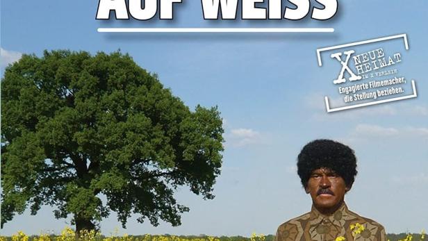 Das Filmplakat zu Günter Wallraffs „Schwarz auf Weiß“ zeigt Wallraff in dunkler Maskierung vor einem Rapsfeld.