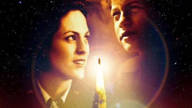 Das Filmplakat für „Race to Space“ zeigt eine Rakete, die zwischen den Gesichtern der Besetzung aufsteigt.