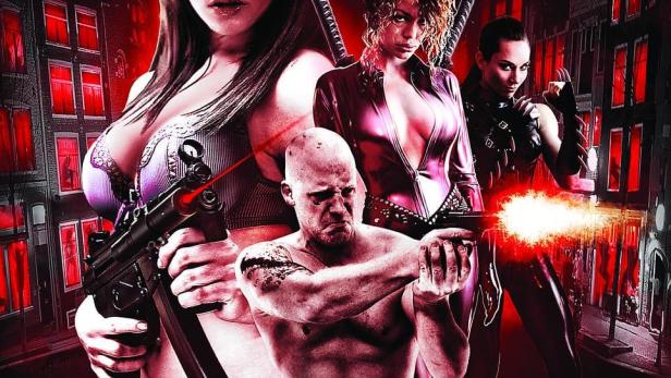 Das Filmplakat für „Amsterdam Heavy“ zeigt bewaffnete Personen in einer dunklen Stadt.