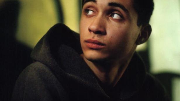 Das Filmplakat für „The Graffiti Artist“ zeigt einen jungen Mann vor einem Graffiti-Hintergrund.