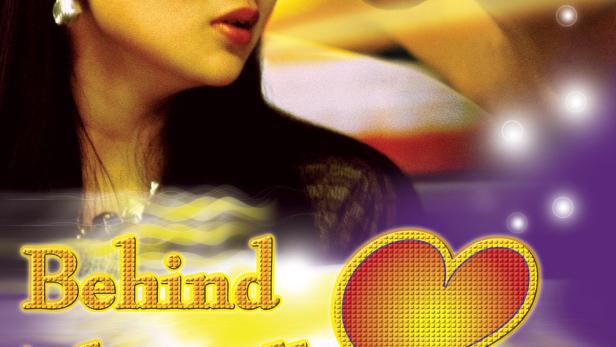 Das Filmplakat für „Behind the Yellow Line“ zeigt zwei asiatische Schauspieler in einer romantischen Szene.