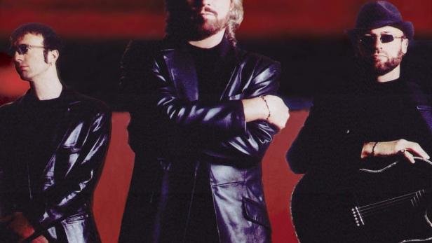 Das Cover des Films „Bee Gees: In Our Own Time“ zeigt die Bandmitglieder in dunkler Kleidung.