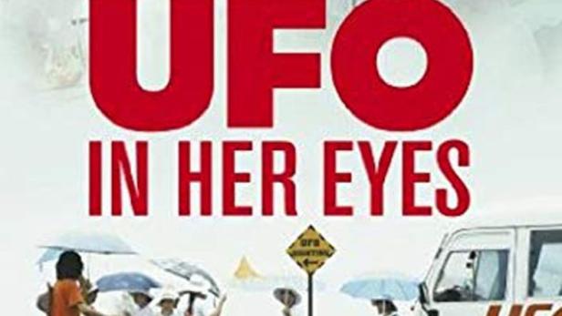 Das Filmplakat für „UFO in Her Eyes“ zeigt Menschen mit Regenschirmen und einen Bus mit der Aufschrift „UFO“.