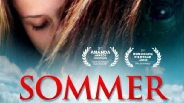 Das Filmplakat für „Sommer mit Kehilan“ zeigt eine junge Frau und ein Pferd auf einer grünen Wiese.