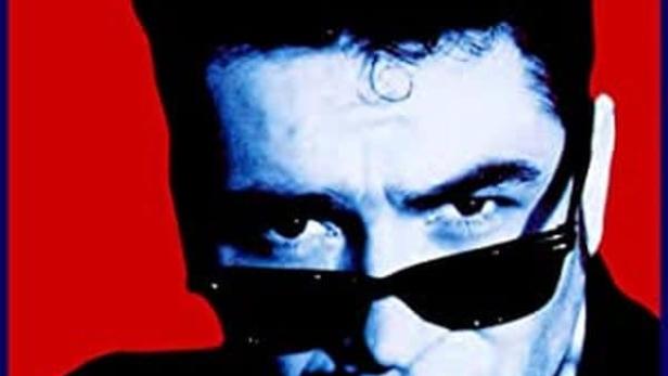 Das Filmplakat zu „Happy Birthday, Türke!“ zeigt einen Mann mit Sonnenbrille, der eine Waffe hält.