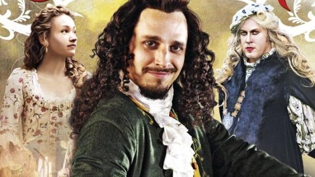 Das Filmplakat für „Sommer der Gaukler“ zeigt drei Schauspieler in historischen Kostümen.
