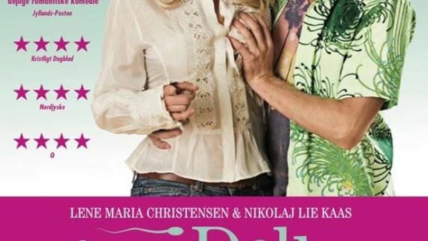 Das Filmplakat für die Komödie „Sover Dolly på ryggen?“ mit Lene Maria Christensen und Nikolaj Lie Kaas.