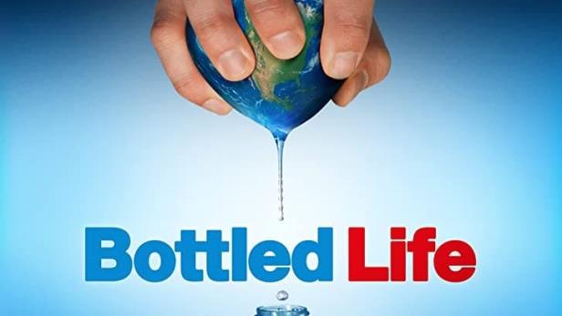 Das Filmplakat für „Bottled Life“ zeigt eine Hand, die einen Globus auspresst, über einer Wasserflasche.