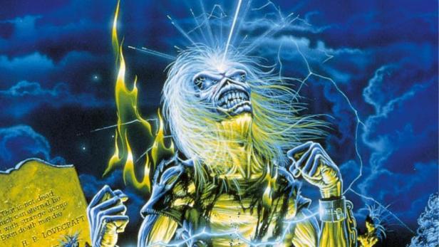 Das Cover von Iron Maidens „Live After Death“ zeigt Eddie mit Ketten vor einem Friedhof bei Gewitter.