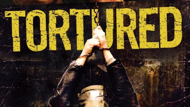 Das Filmplakat für „Tortured“ zeigt einen gefesselten Mann und drei Männergesichter im oberen Bereich.
