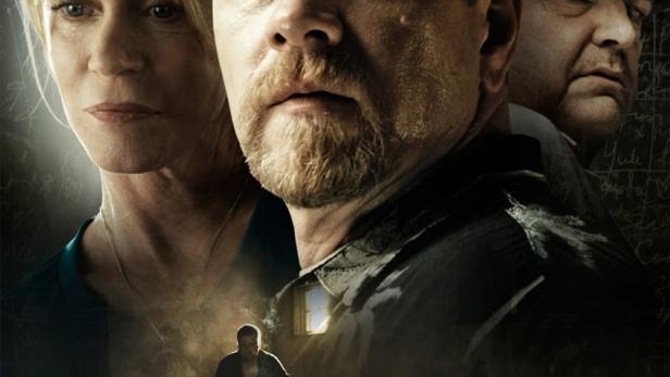 Das Filmplakat für „Dark Tourist“ zeigt drei Schauspieler und eine Tatortszene.