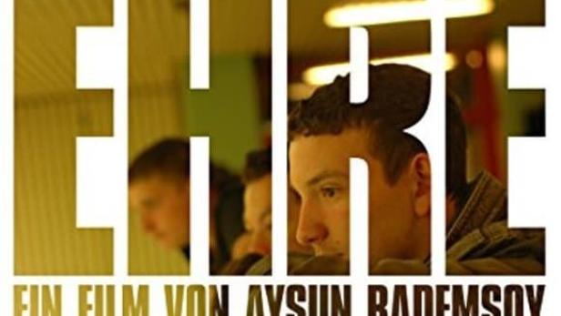 Das Filmplakat für „Ehre“ von Aysun Bademsoy zeigt drei junge Männer.