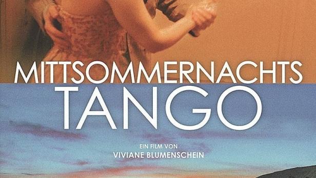 Das Filmplakat für „Mittsommernachtstango“ zeigt ein tanzendes Paar und eine Szene am See.