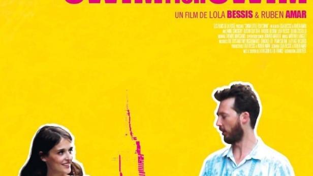 Das Filmplakat für „Swim Little Fish Swim“ zeigt eine Familie vor einer gelben Stadtkulisse.