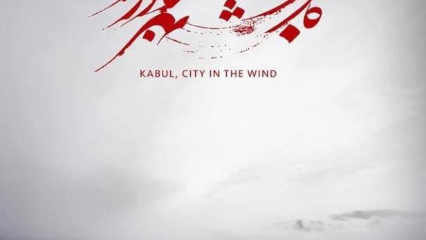 Filmplakat für „Kabul, City in the Wind“ von Aboozar Amini mit zwei Kindern im Vordergrund.