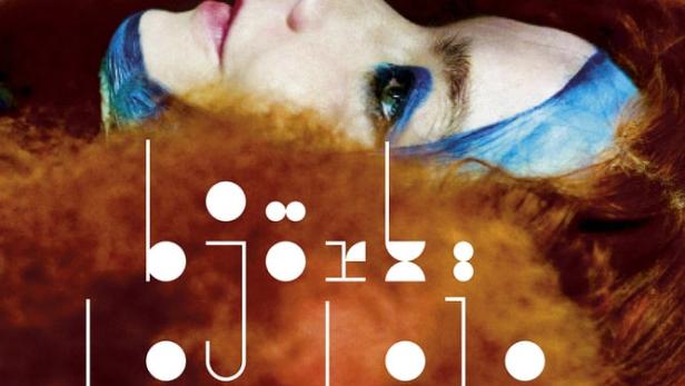 Das Cover von Björks Album „Biophilia Live“ zeigt ihr Gesicht mit blauem Make-up und rotem Haar.