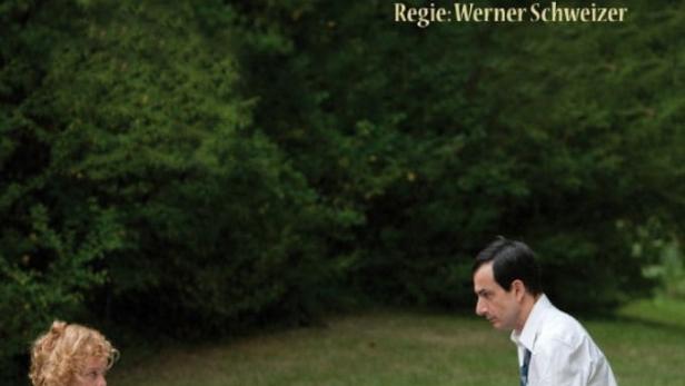 Das Filmplakat für „Verliebte Feinde“ zeigt Mona Petri und Fabian Krüger bei einem Picknick.