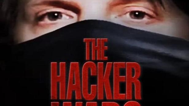 Das Filmplakat für „The Hacker Wars“ zeigt eine Person mit Kapuze, deren Gesicht teilweise verdeckt ist.