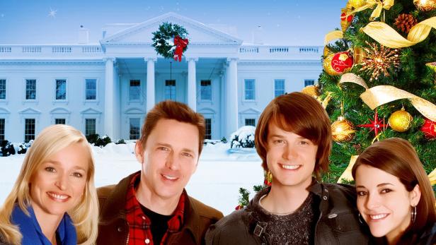 Das Filmplakat für „Die Reise des Weihnachtsbaums“ zeigt die Schauspieler vor dem Weißen Haus und einem Weihnachtsbaum.