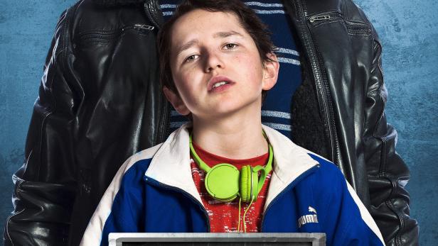 Das Filmplakat zu „Mon Ket“ zeigt einen Mann und einen Jungen vor blauem Hintergrund.