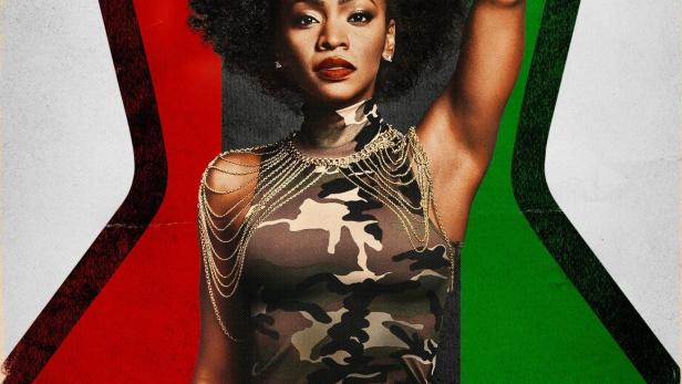 Das Filmplakat für „Chi-Raq“ zeigt Teyonah Parris mit erhobener Faust vor einem Hintergrund in den Farben der Panafrikanischen Flagge.