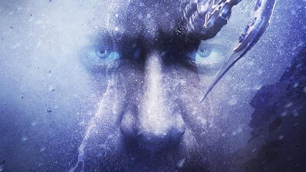 Das Filmplakat für „Shivaay“ zeigt einen Mann mit Kapuze und einer Waffe vor einem Gesicht im Hintergrund.