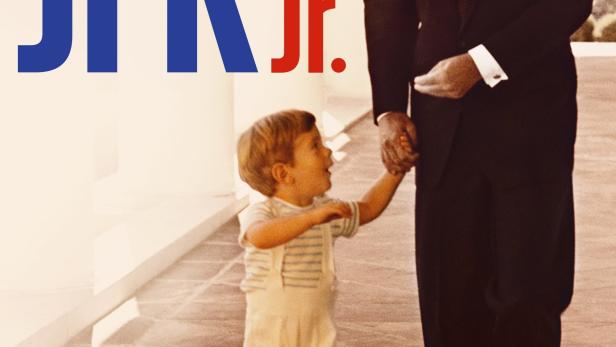 John F. Kennedy geht mit seinem Sohn John F. Kennedy Jr. Hand in Hand.