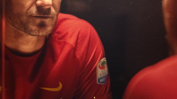 Francesco Totti blickt in den Spiegel.