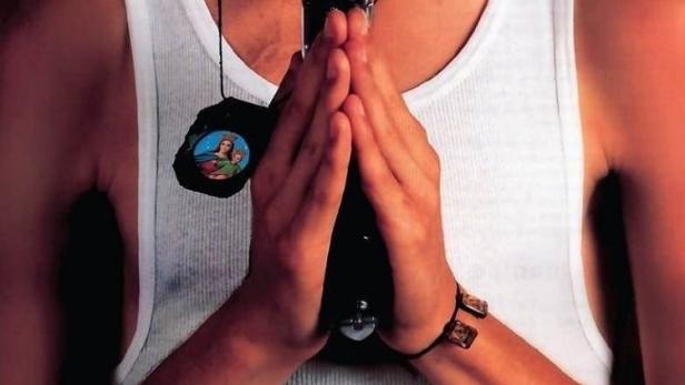 Das Filmplakat für „La Virgen de los Sicarios“ zeigt einen jungen Mann mit einer Waffe und einer Halskette mit einem Marienbild.