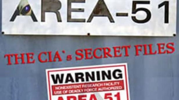 Ein Schild mit der Aufschrift „Area 51“ und einer Warnung vor unbefugtem Betreten.