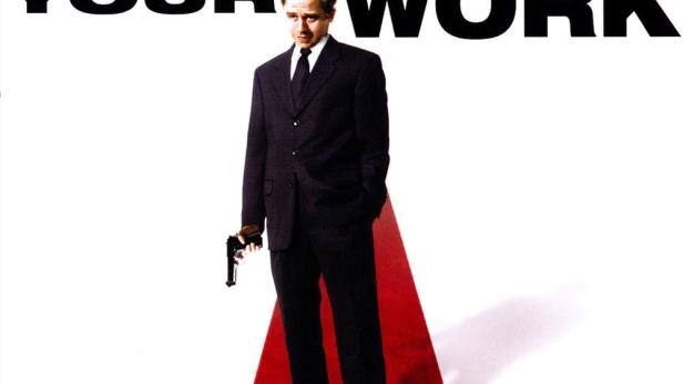 Das Filmplakat für „I Love Your Work“ zeigt einen Mann mit einer Waffe auf einem roten Teppich.