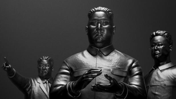 Das National Geographic-Cover zeigt drei Statuen der nordkoreanischen Dynastie.