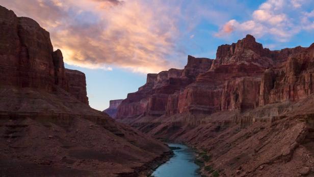 Der Colorado River schlängelt sich durch den Grand Canyon.