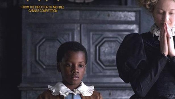 Das Filmplakat für „Angelo“ zeigt einen jungen schwarzen Mann und eine weiße Frau in historischer Kleidung.