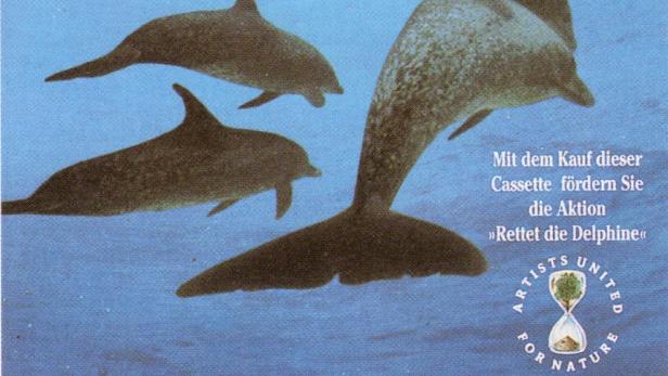 Das Cover der Kassette „Atlantis“ zeigt vier Delfine unter Wasser.