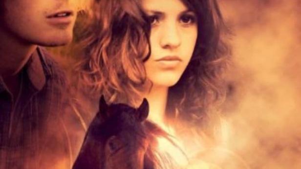 Das Filmplakat für „Das vergessene Pferd“ zeigt zwei junge Darsteller und ein Pferd.