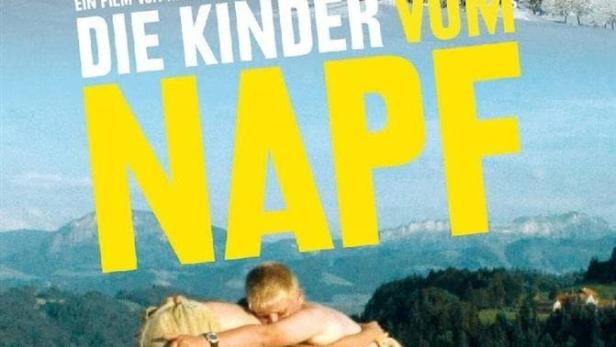 Das Filmplakat für „Die Kinder vom Napf“ zeigt zwei ringende Jungen vor einer Berglandschaft.