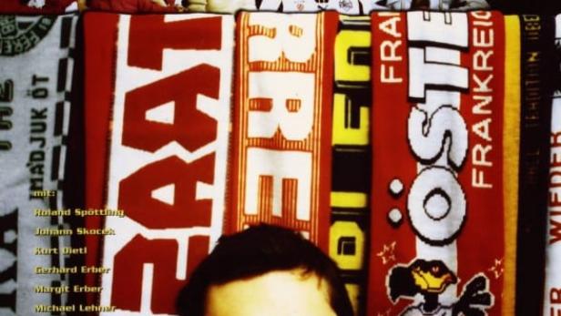 Das Filmplakat zu „Frankreich, wir kommen!“ zeigt Fans und den Schriftzug des Filmtitels.