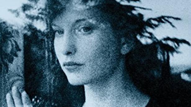 Das Filmplakat für „In the Mirror of Maya Deren“ zeigt das Porträt einer Frau vor einem Spiegel.