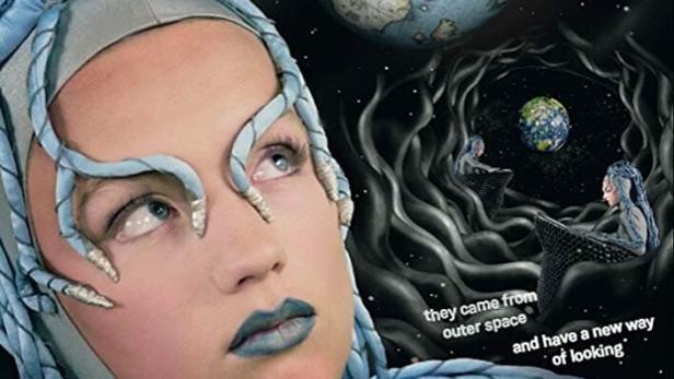 Das Filmplakat für „MappaMundi“ zeigt eine Frau mit blauer Kopfbedeckung und Globen im Weltraum.