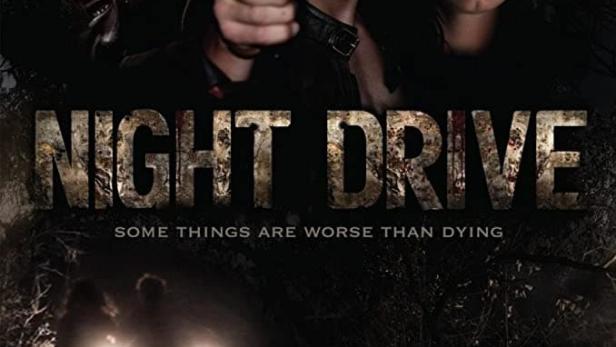 Das Filmplakat für „Night Drive“ zeigt drei Personen, von denen eine eine Waffe hält.